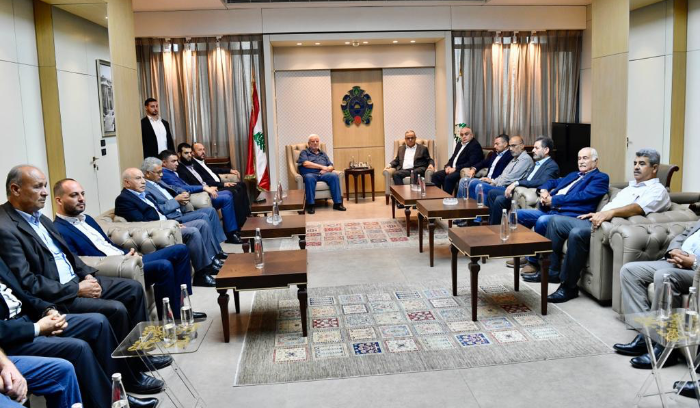 أزمات لبنان في عهدة الموفدين: وصول الأحمد ليلاً ولودريان اليوم<br />
وقف النار لم يصمد في عين الحلوة وتفاهم على مواجهة النزوح.. والصندوق بدأ مهمته في بيروت