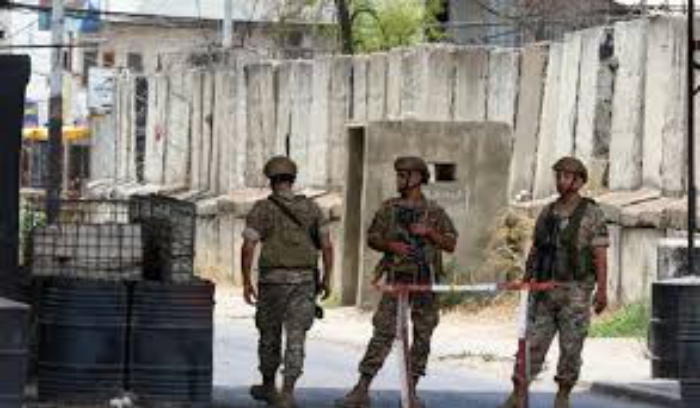 اشتباكات المخيَّم تصيب الجيش وتشلُّ صيدا ولقاء حاسم اليوم<br />
سباق فرنسي - قطري على الحوار.. ودار الفتوى للإسراع بالانتخاب بعد التمديد للمفتي