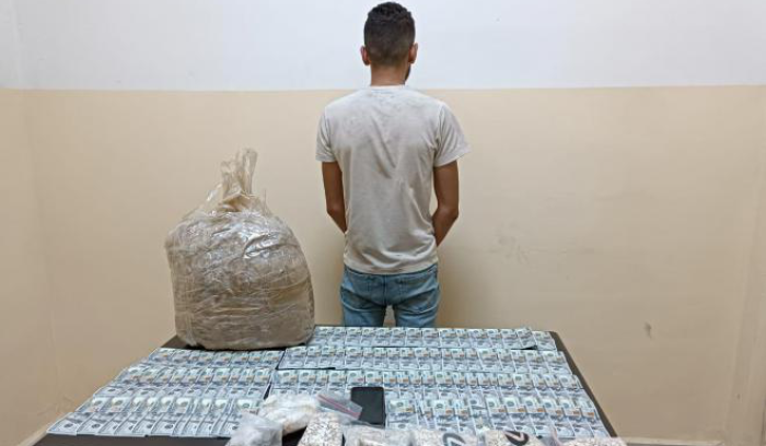 المعلومات توقف سورياً ينقل  المخدّرات والعملة المزيّفة من البقاع إلى الشّمال