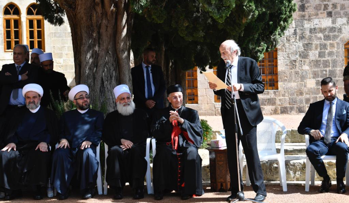 الراعي في جبل المصالحة.. وجنبلاط لترسيم أميركي – إيراني «لحقل بعبدا»<br />
المعارضة تبلِّغ لودريان الثلاثاء استعدادها لرئيس تسوية.. ونار عين الحلوة تُشعل القلق