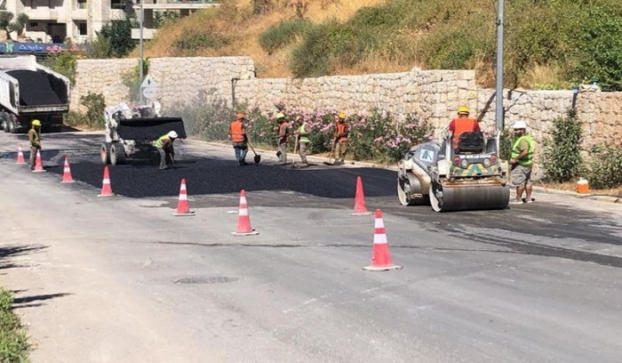 بالصور: بدء صيانة طرقات بشري