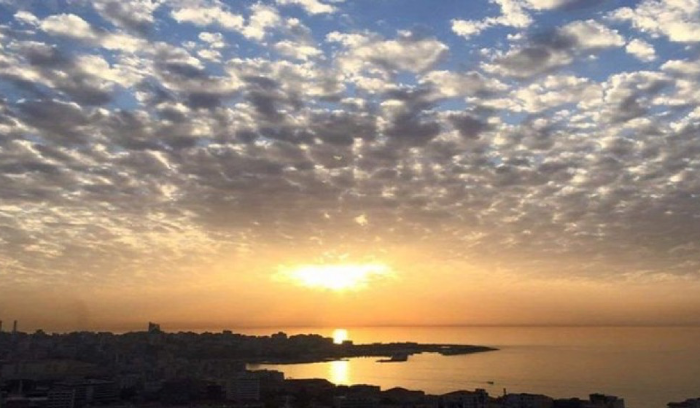 الحرارة الى انخفاض.. سحب وضباب جبالاً