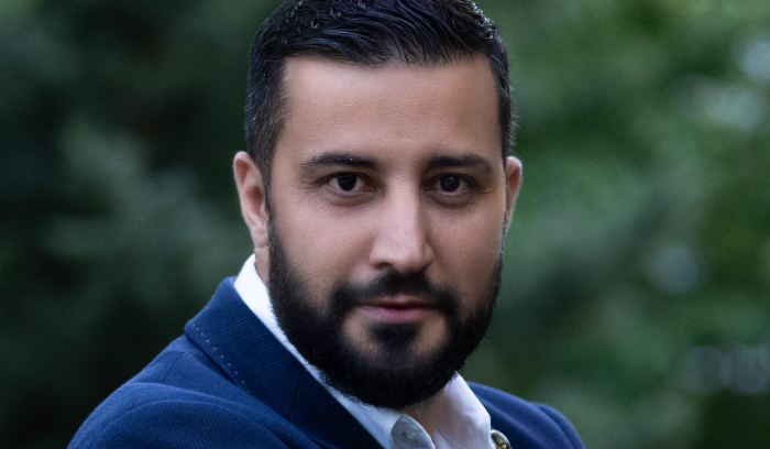 الفنان طارق حداد يأخذ إذن المدام