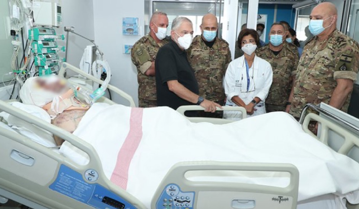 قائد الجيش يتفقّد المعاون الجريح بعد إصابته بحادثة حمّانا