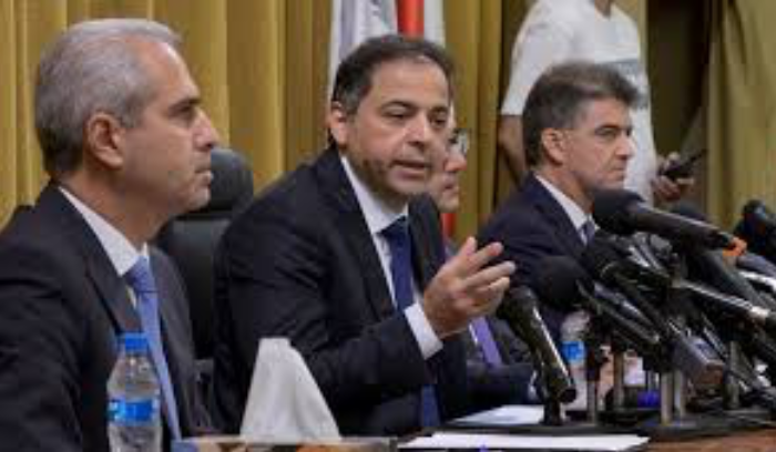 تحوُّل في حاكمية المركزي: إنتهى زمن القروض بين الدولة والمصرف<br />
المعارضة تتفكَّك واللامركزية ترفع أسهم فرنجية.. واستشهاد ضابطين بتحطم مروحية