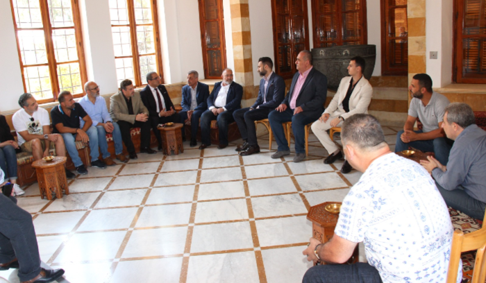 «التقدمي الاشتراكي» يتبنى مواقف أقل حدة من طروحات المعارضة<br />
لا يؤيد التصعيد مع «حزب الله» ويدعو إلى التلاقي والحوار