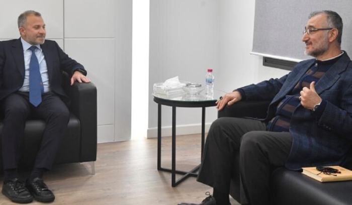 لعب «تحت الطاولة»