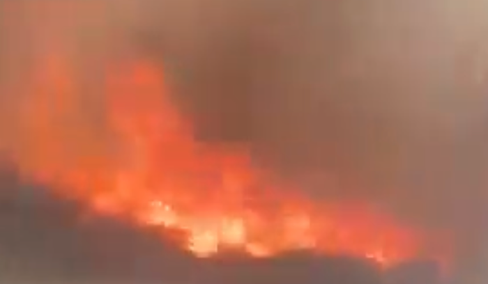 حريق كبير على اوتوستراد جبيل البترون قبل جسر المدفون