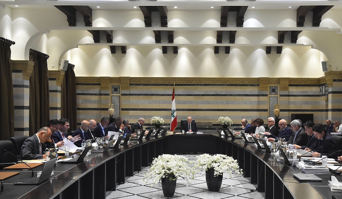 سلامة يغادر حاكمية «المركزي» باحتفالية: «مصرف لبنان سيبقى صامداً»<br />
منصوري يتسلم مهامه محملاً بشروط وخطة عمل