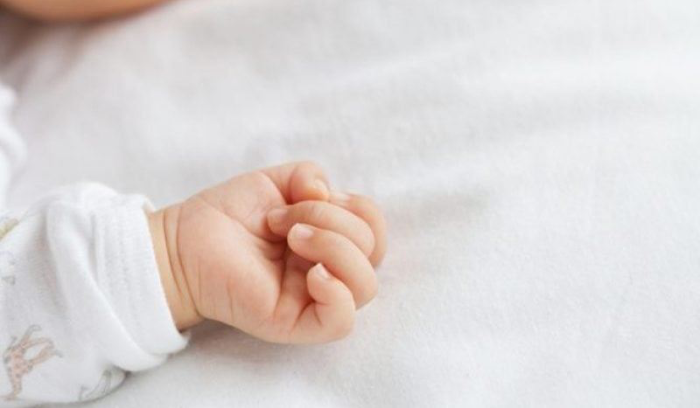بعد شهر من ولادته ...رموه على حافة الطريق