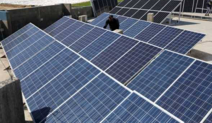 اللبنانيون يلوذون بالشمس عن كهرباء الدولة<br />
سباق على زيادة التغذية بين المؤسسة الرسمية والشبكة الموازية