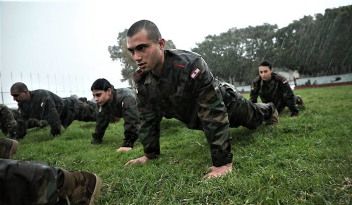 الأجهزة الأمنية اللبنانية تتعايش مع الأزمة المالية بفضل مساعدات الخارج<br />
عمداء متقاعدون يضطرون للعمل في الزراعة أو سائقي سيارات أجرة