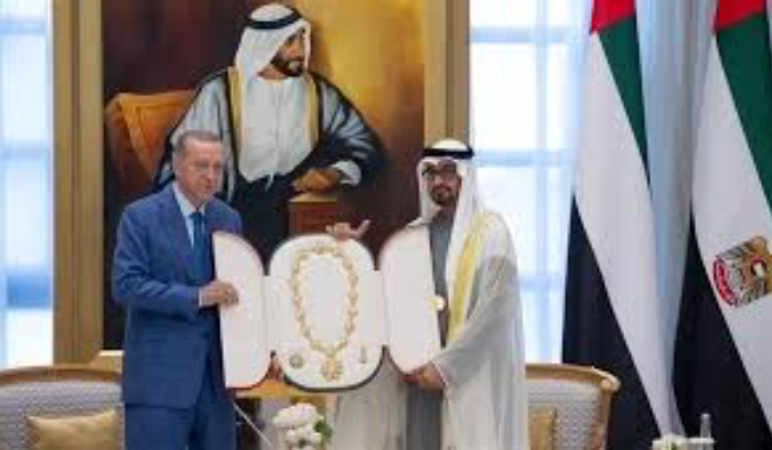 رئيس الإمارات يمنح نظيره التركي  وسام زايد