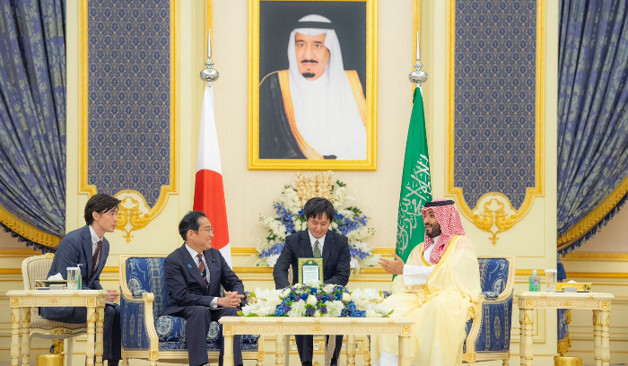 ولي العهد السعودي استقبل رئيس الوزراء الياباني