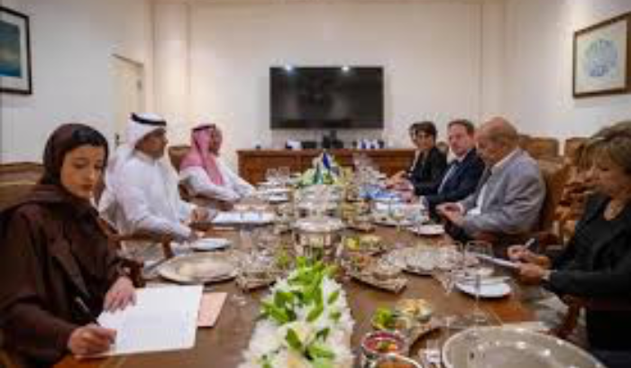 متاريس رفض الحوار تنتصب بوجه لودريان قبل عودته من الخليج<br />
نصرالله: ضمانة السلاح بشخص الرئيس.. وجعجع مع تعيين حاكم جديد للمركزي