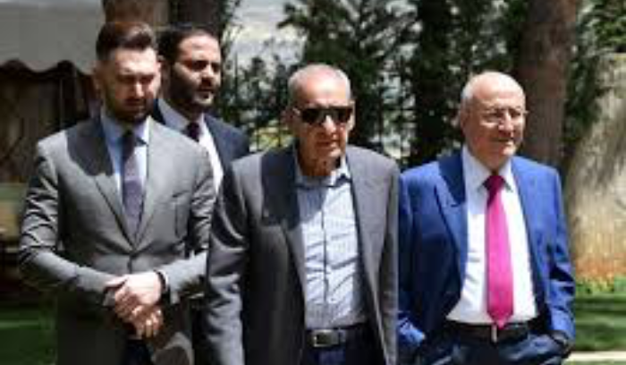 بري ينتظر حواراً على «الرئيس».. وإلحاح جنبلاطي على تعيين رئيس للأركان<br />
ترجيح حكومي تولي النائب الأول صلاحيات الحاكم.. و«اليونيفيل» تتحرك لنزع الأزمة في المزارع