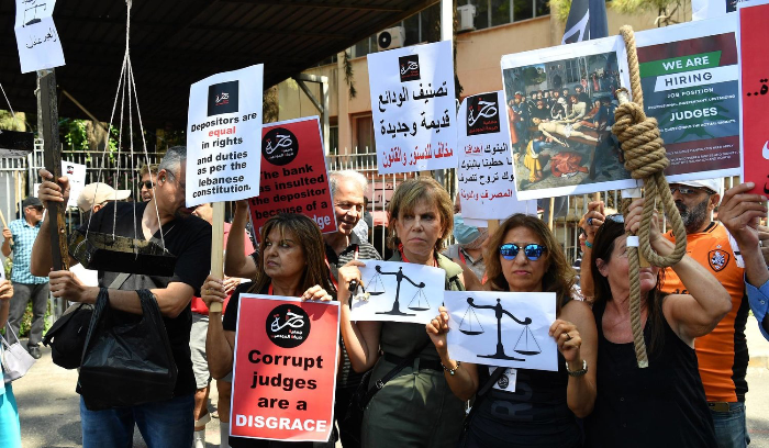 لبنان يبدأ إعادة الودائع بالدولار بلا خسائر وبالتقسيط<br />
تعليمات «المركزي» قضت بسداد 4800 دولار كحد أقصى سنوياً