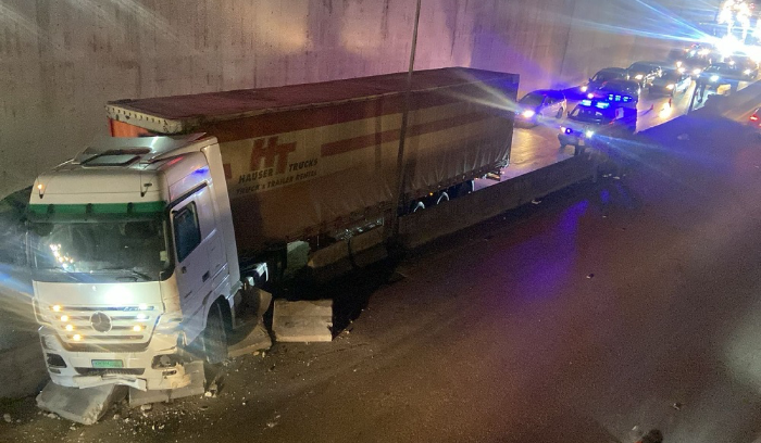 اصطدام شاحنة بالفاصل الوسطي قبل انفاق المطار