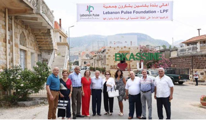 أيوب تستكمل مشروع إنارة ساحات جزين بالطاقة الشمسية