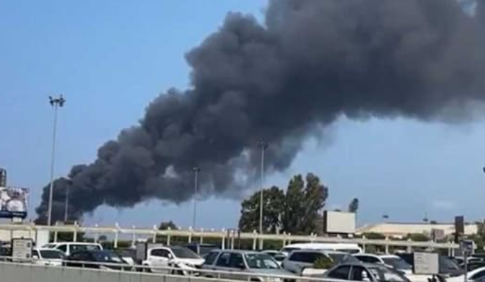 إخماد حريق في محيط المطار