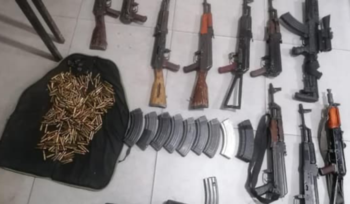 مسلحون يهدّدون... والجيش يُداهم ويوقف متورّطين