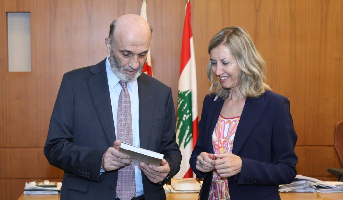 جعجع عرض مع سفيرة إيطاليا للأوضاع