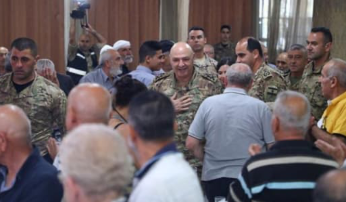 قائد الجيش: المؤسسة العسكرية لا تترك شهداءها وعائلاتهم