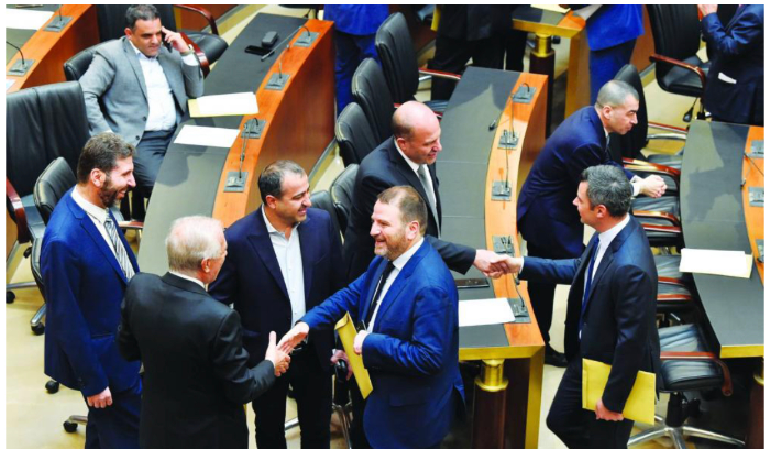 أزعور سيخرج عن صمته ومستمر في خوض المعركة الرئاسية<br />
نواب المعارضة يخططون لفتح البرلمان بقوة الدستور