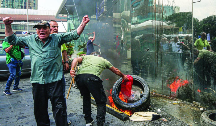 تحويلات المغتربين تكرس استقراراً مالياً واجتماعياً في لبنان<br />
تمنح البلاد فرصة لاستعادة النهوض<br />
«منجم» من الملابس المستعملة والأحذية «المعروفة»... وما لا يخطر على بال