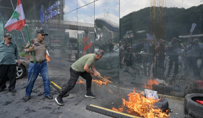 تحركات متجددة ضد المصارف في لبنان وتساؤلات حول التوقيت<br />
وزير يشارك في الاحتجاجات ومودعون يطالبون بأموالهم