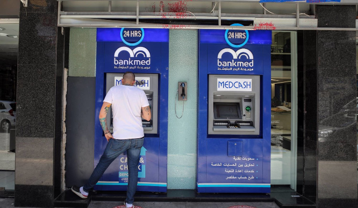 الأزمة السياسية تعمق مخاوف المودعين في لبنان<br />
تشكيك بقدرة المصارف على تنفيذ التزامها بإعادة الـ100 ألف دولار لكل مودع