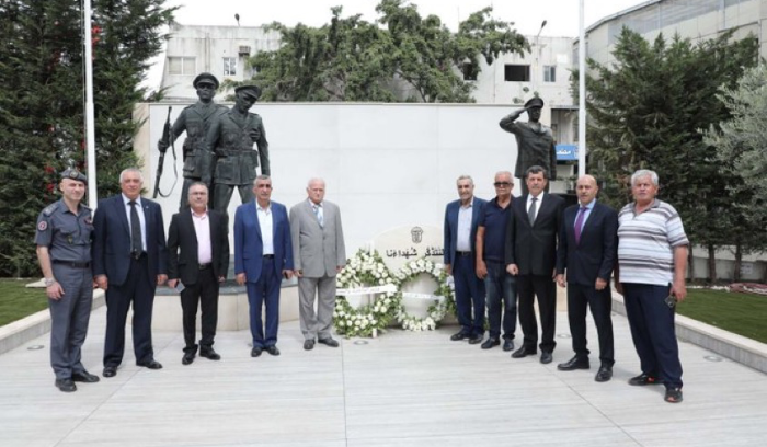 وفد من ضبّاط ورتباء متقاعدين من قوى الأمن الداخلي وضعوا إكليلًا من الزهر على نصب الشهداء بمناسبة