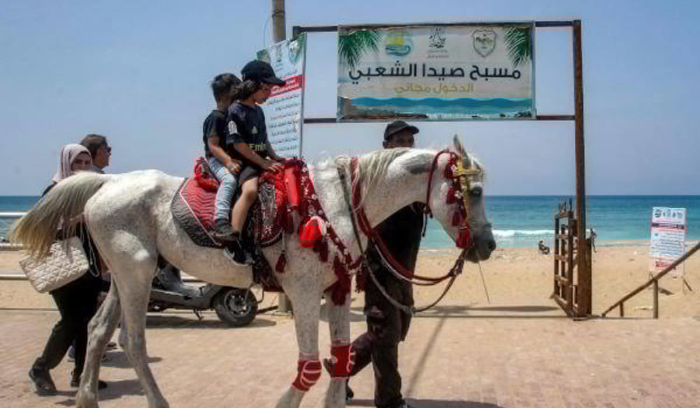 شواطئ لبنان متاحة للأغنياء والسياح فقط<br />
توقعات بوصول 15 ألف زائر يومياً إلى مطار بيروت