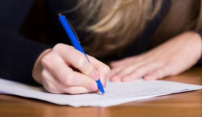 متعاقدو الأساسي لوّحوا بتعليق المشاركة في الامتحانات الرسمية