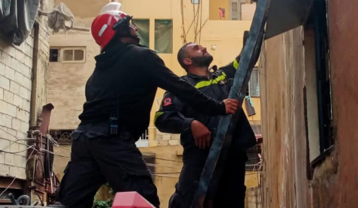 انقاذ مواطن اثر سقوطه داخل منور مبنى سكني في طرابلس