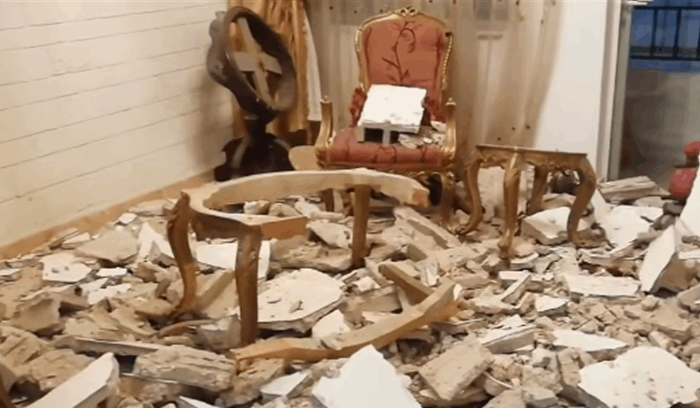 نجاة مواطن وزوجته بأعجوبة بعد انهيار سقف منزلهما