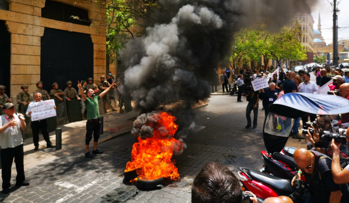 لبنانيون يخشون انهياراً إضافياً لعملتهم الوطنية مع انتهاء ولاية سلامة<br />
خبير: «المركزي» خسر 400 مليون دولار في مارس