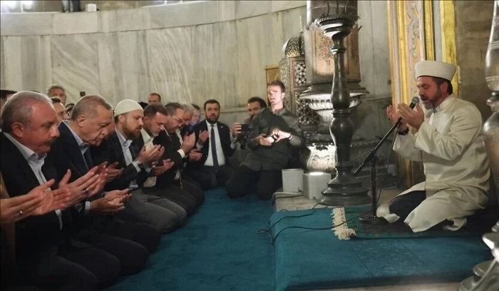 بالصورة - أردوغان  يصلي  في مسجد آيا صوفيا عشية الانتخابات