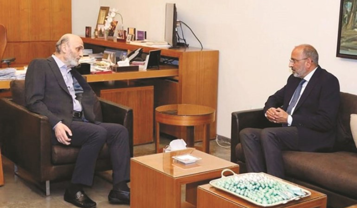 مصادر لـ «الأنباء»: الحض على التطبيع غايته الإيحاء بأن المفتاح الرئاسي في دمشق<br />
بعد خطاب نصرالله مسحة التفاؤل الرئاسي إلى انحسار وجعجع يرد: يقفز فوق الوقائع ويطرح حلاً ليس بحل