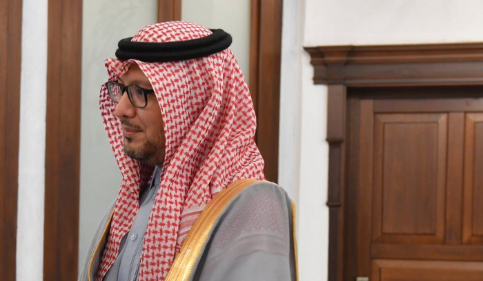 مصدر خليجي: موقف بخاري يثبت عدم وجود موقفين