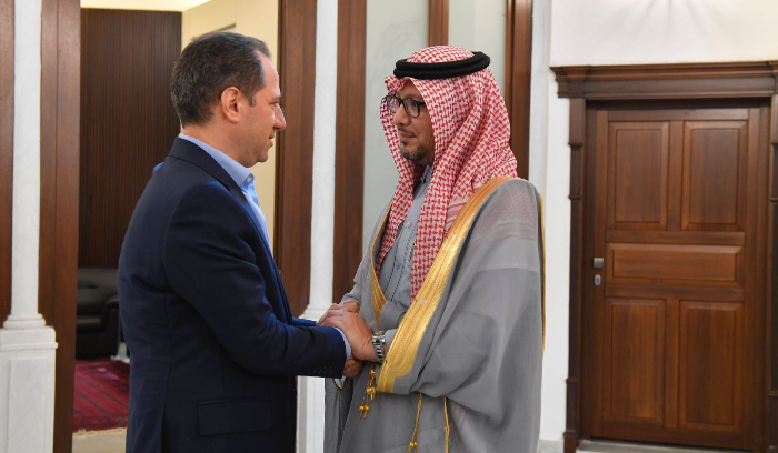 لحراك بخاري والموقف السعودي دلالات معبّرة والرئيس سيعبر من اتّصالات حول قمّة الرياض