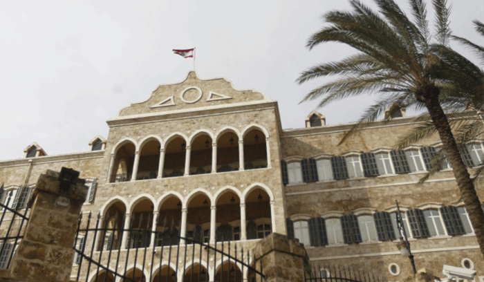 ملفا المطار والتربية على طاولة ميقاتي