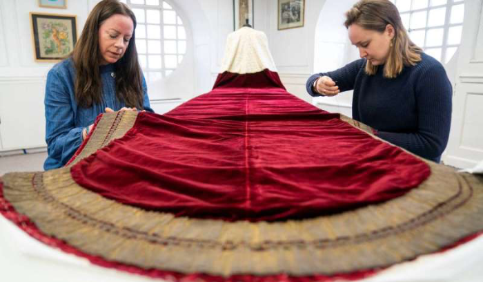 ماذا سيرتدي الملك تشارلز  أثناء تتويجه ؟