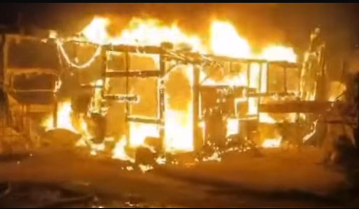 حريق في مخيم للنازحين عند مفرق كفر قاهل في الكورة