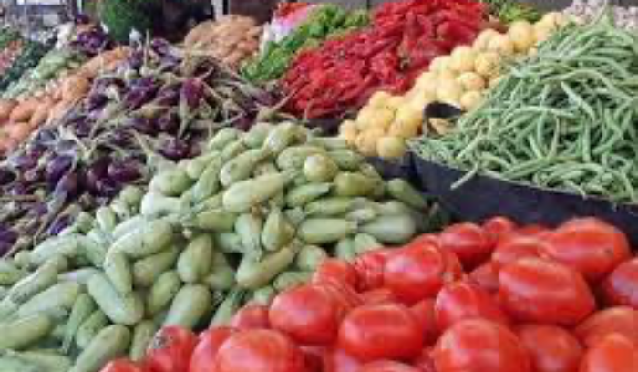 الجيش يزيل البسطات في سوق الخضار في طرابلس بعد الإشكال المسلح