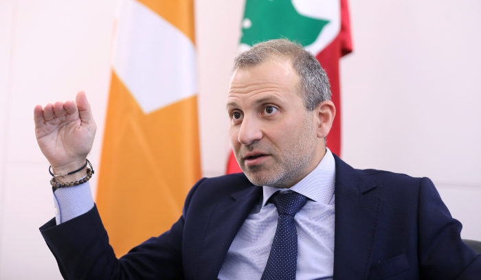 «الملفات الإقليمية» تداهم الاستحقاق.. وباسيل يُحاذر المغامرة!<br />
مهمة عبد اللهيان بين الملفات الغربية واللبنانية.. ومراسيم الزيادة لن تُعيد الإدارة إلى العمل