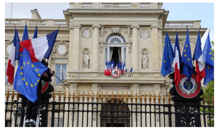 ماكرون إلى الرياض بعد الفطر وانزعاج سعودي من الأسلوب الفرنسي<br />
بين 