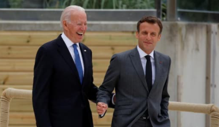 اتصال هاتفي بين ماكرون وبايدن... وهذا ما دار بينهما