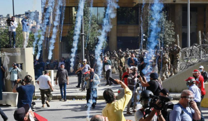 موظفو لبنان يتخوفون من تآكل زيادات الرواتب مع انهيار قيمة الليرة