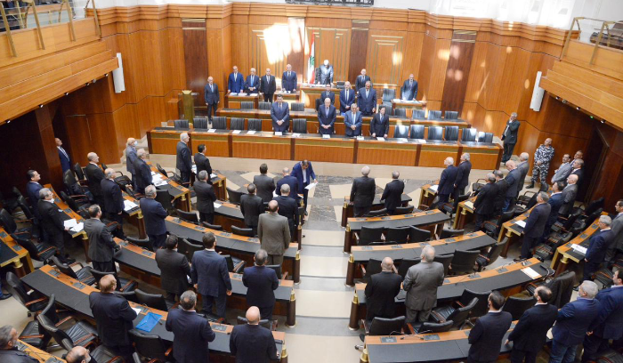 النواب اللبنانيون يتبادلون الاتهامات بعد التمديد للمجالس البلدية<br />
«القوات» و«الكتائب» غابا عن الجلسة... و«التيار» أمّن نصابها وميثاقيتها